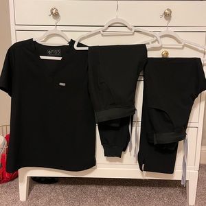 FIGS Black Scrub Set